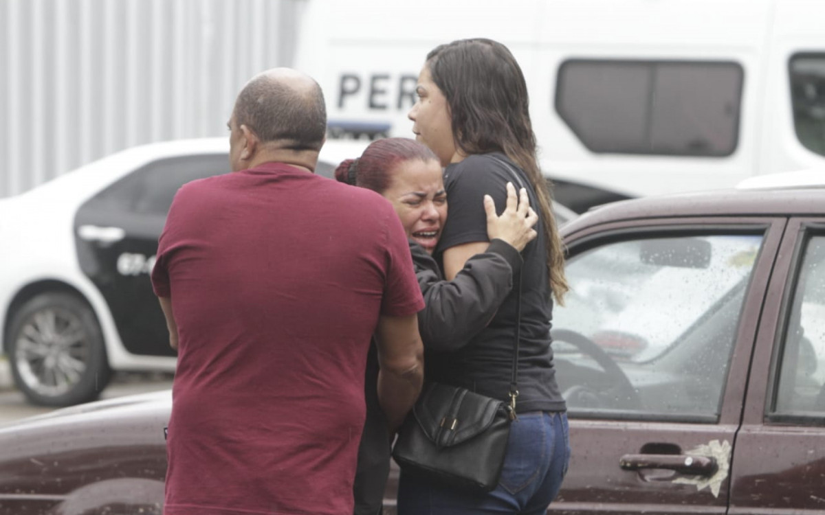 Lucilene Cabral, m&atilde;e de Maria Eduarda Nascimento, no IML