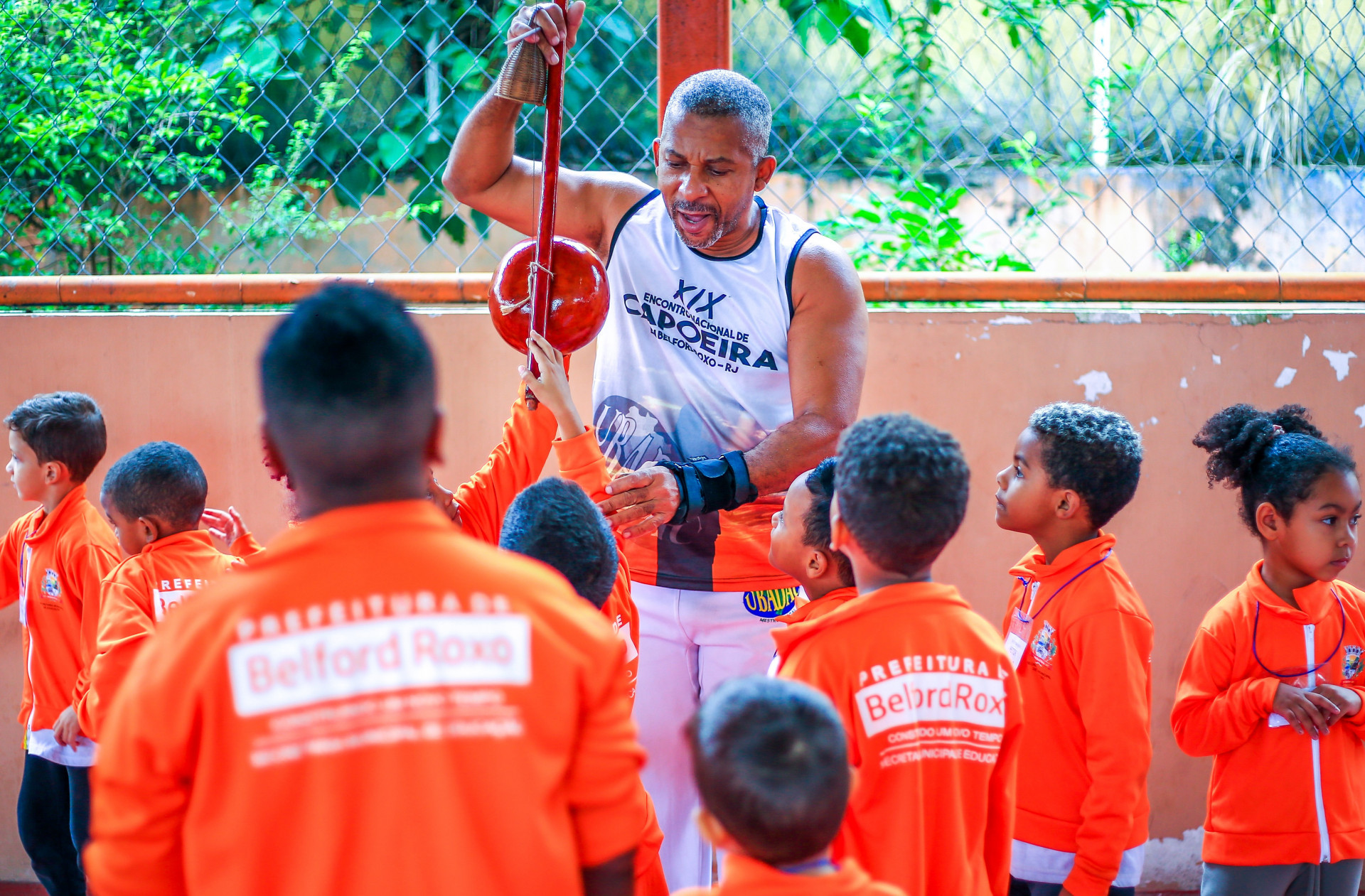 Mestre Chacal mostrou um pouco do que &eacute; capoeira para os pequenos alunos - Rafael Barreto / PMBR