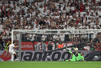 Decisivo: nos pênaltis, Montiel marcou os gols dos títulos da Copa do Mundo e da Liga Europa