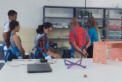 Curso gratuito ensina alunos a gerar renda a partir de reciclagem do plástico