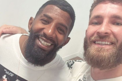 Em meio à crise, Rodinei visita jogadores do Flamengo no Ninho do Urubu