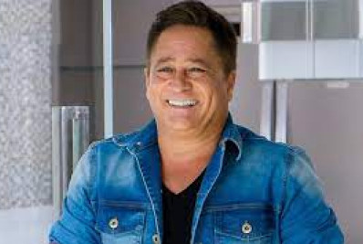 Leonardo é flagrado aos beijos no aniversário da neta