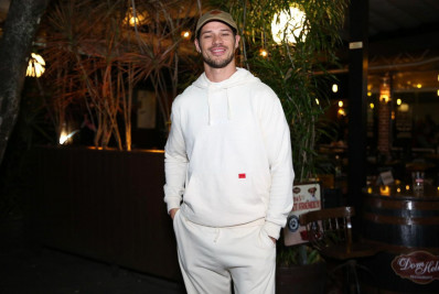 José Loreto comemora aniversário ao lado de amigos da novela 'Vai na Fé'