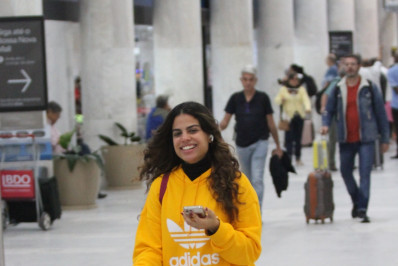 Clara Buarque esbanja estilo ao desembarcar no Rio