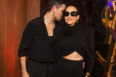 Sabrina Sato e João Vicente de Castro posam juntos em evento de moda