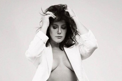 Aos 44 anos, Natália Lage mostra o seio em ensaio sensual