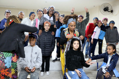 Alunos do Colégio Washington Luiz participam de oficina de turbantes