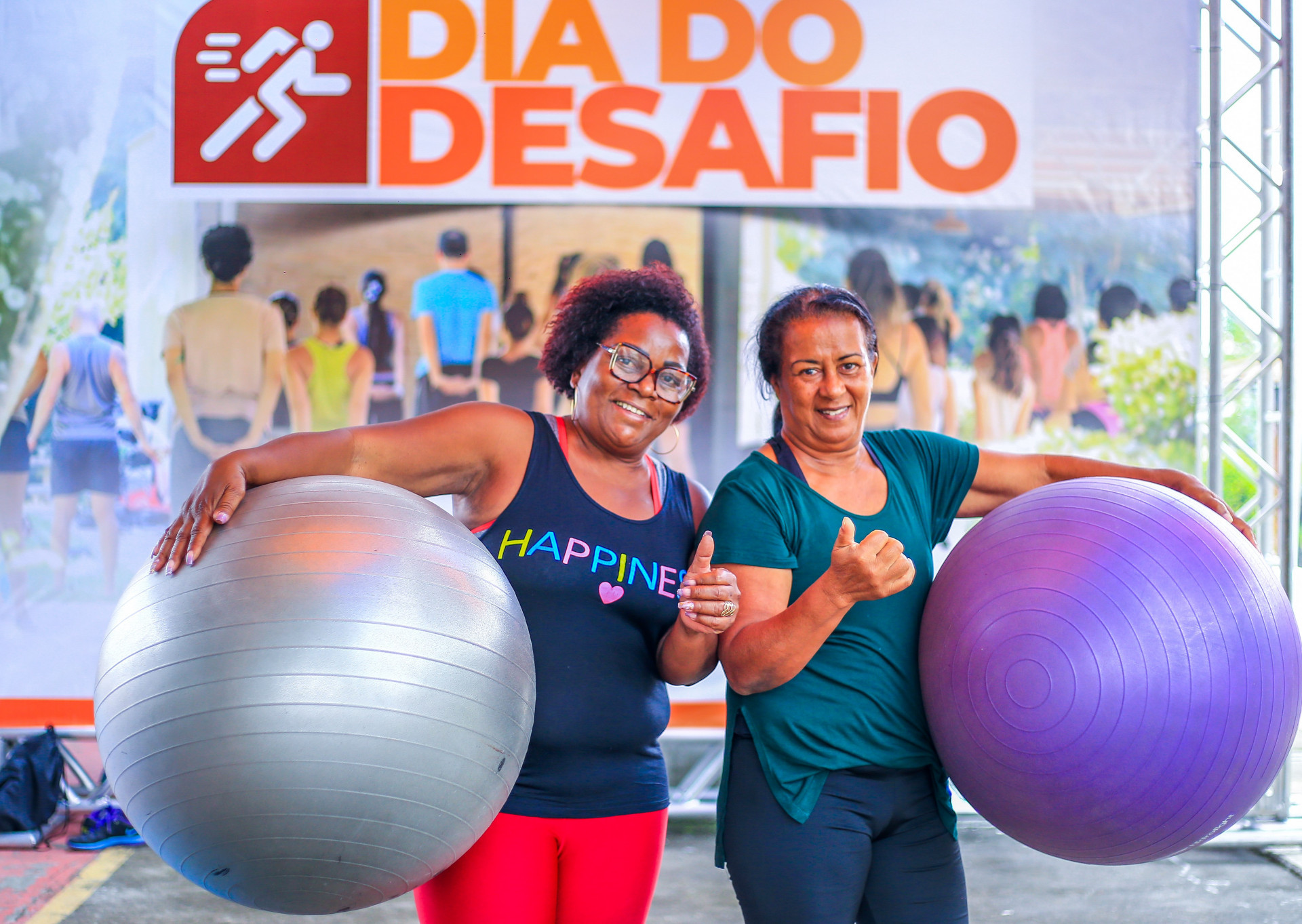 V&acirc;nia Maria e Eliane Pedrosa aproveitaram as aulas de pilates com bola - Rafael Barreto / PMBR