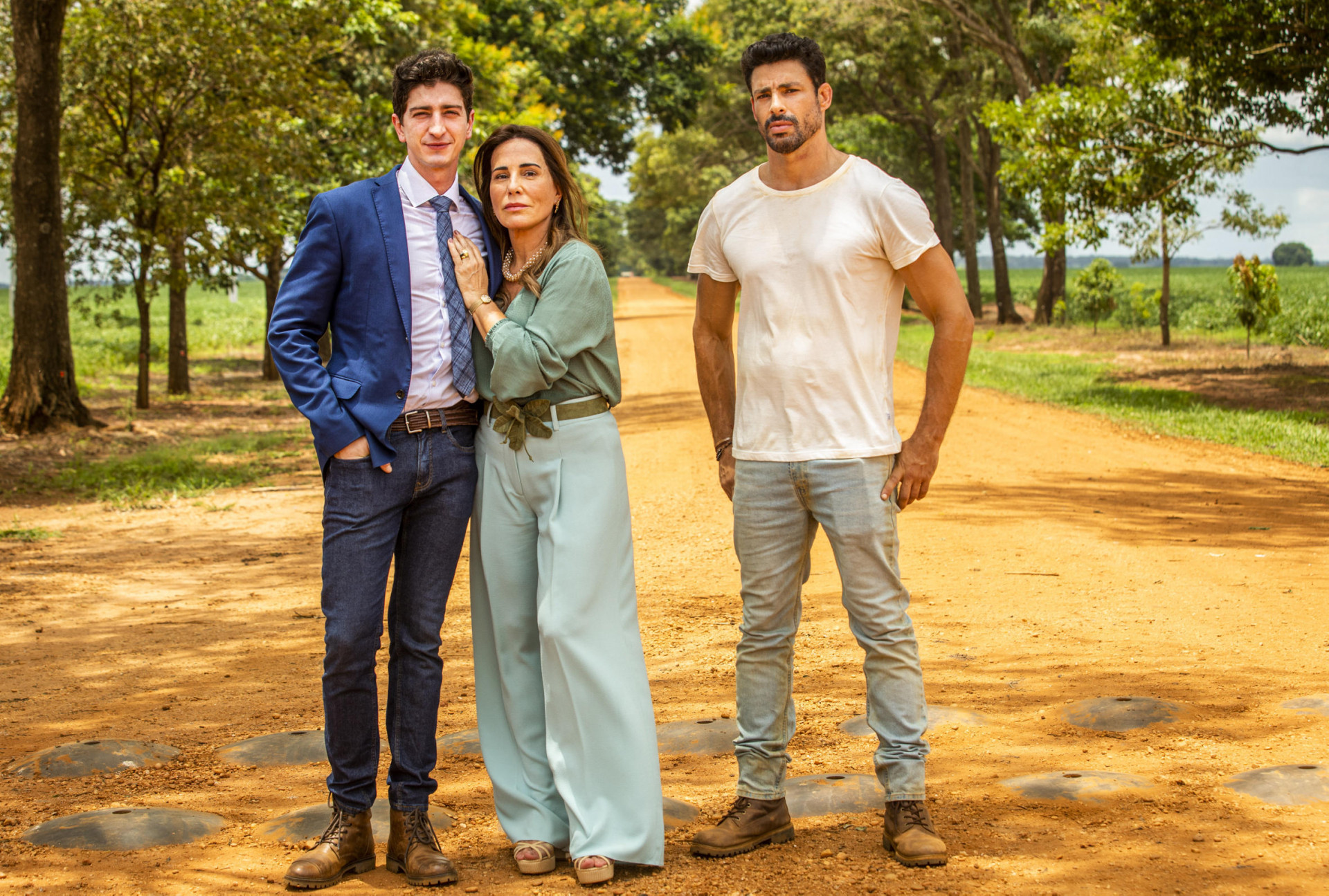 Irene entre o filho, Daniel (Johnny Massaro), e o enteado, Caio (Cauã Reymond) - Globo/João Miguel Júnior