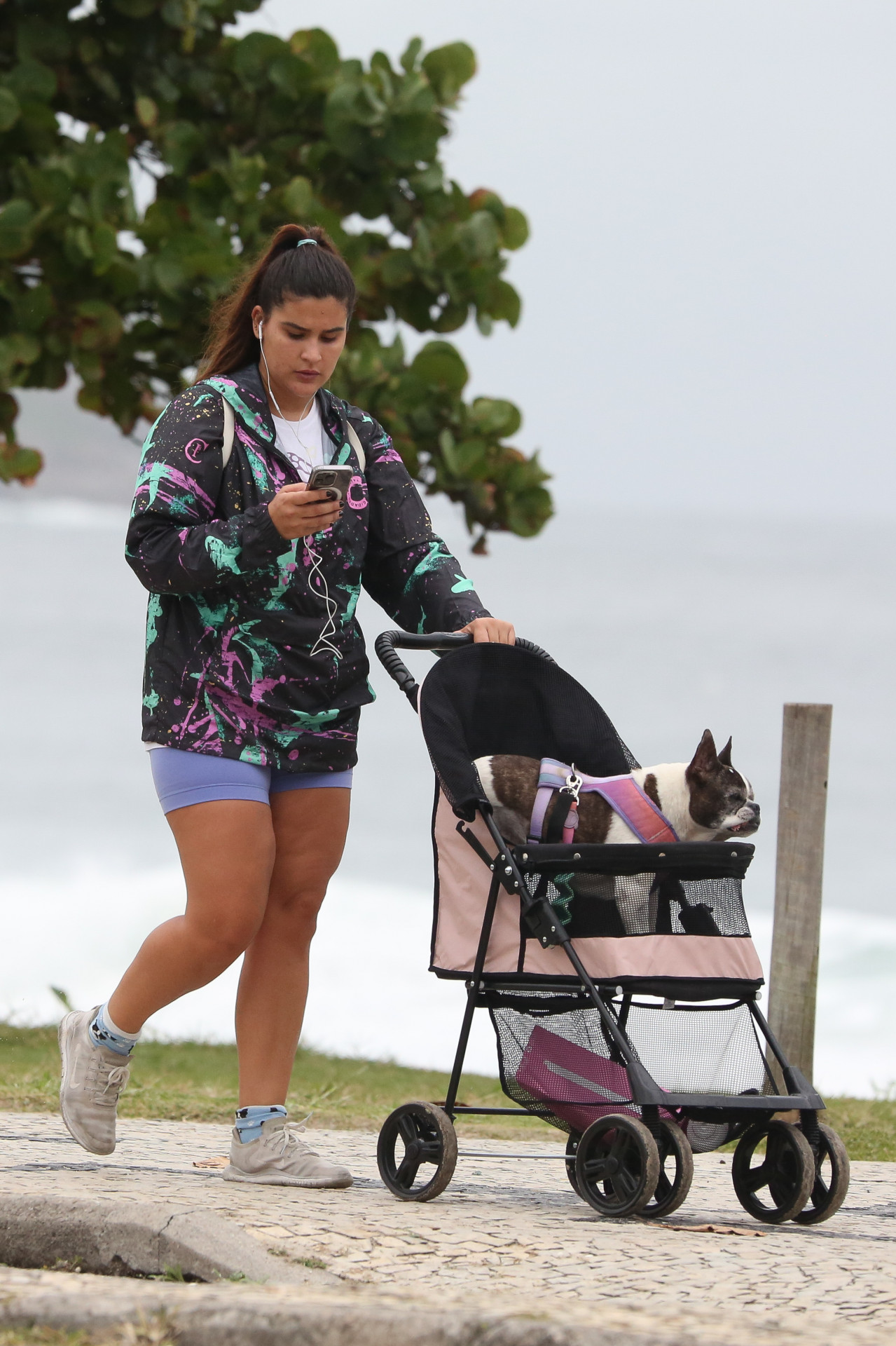 Giulia Costa passeia com seu cachorrinho de estimação na orla do Rio na manhã desta quarta-feira - Dilson Silva / Ag. News