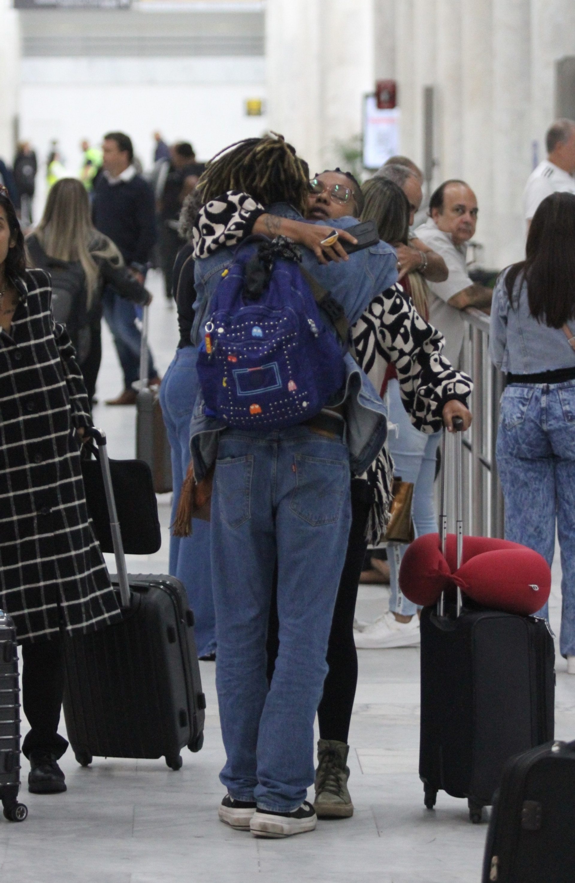 Ícaro Silva abraça admiradora no Aeroporto Santos Dumont - Adão/Ag. News