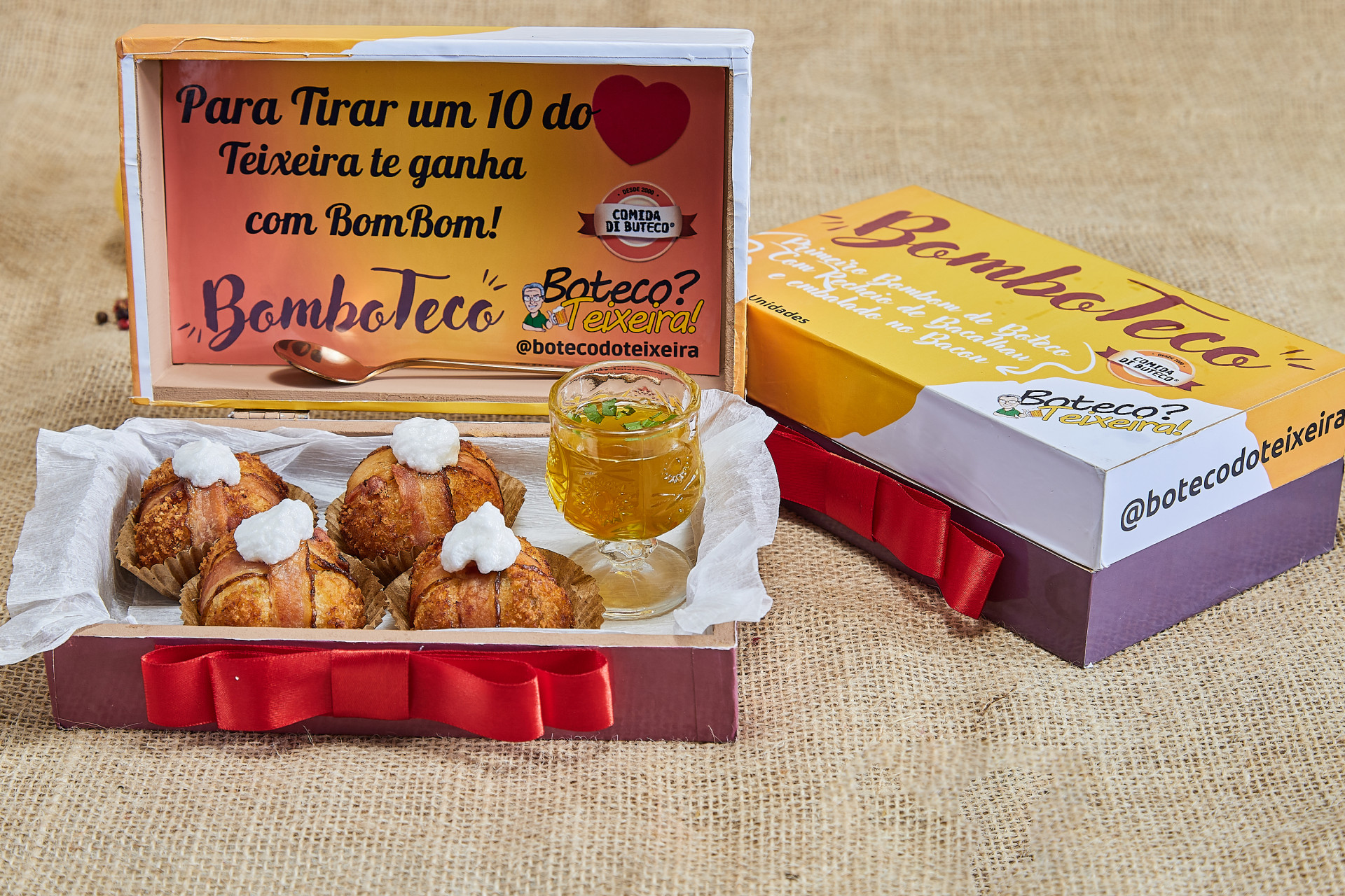 Boteco do Teixeira: Bomboteco - Quatro bombons crocantes, com recheio de bacalhau cremoso, embalados no bacon, servidos com molho especial - Fernando Salles / UNISUAM