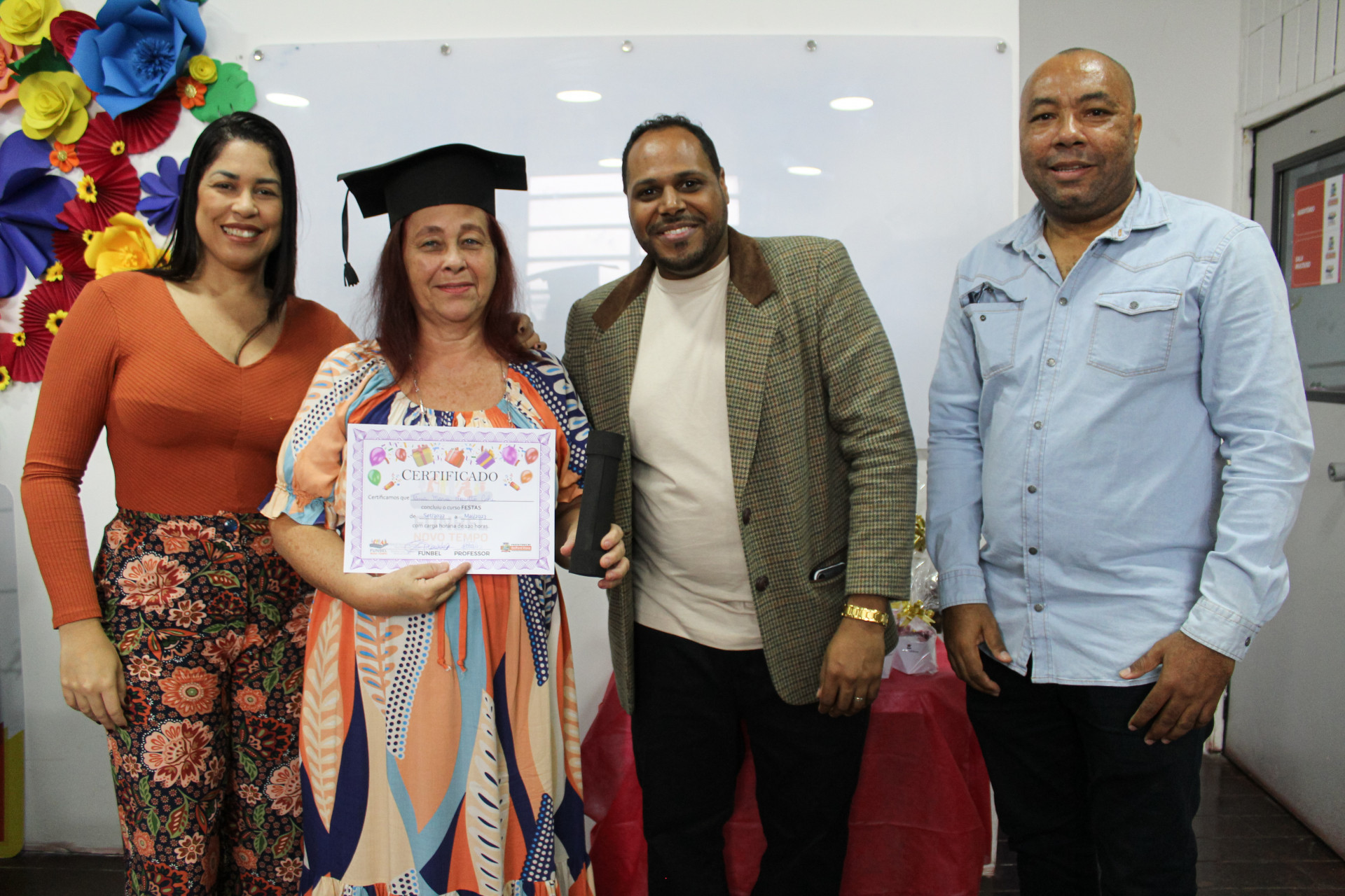 Tânia Maria (2ª da esquerda para a direita) recebeu o diploma e foi parabenizada por Clarice Santos, Tom e Adriano Floriano - Divulgação