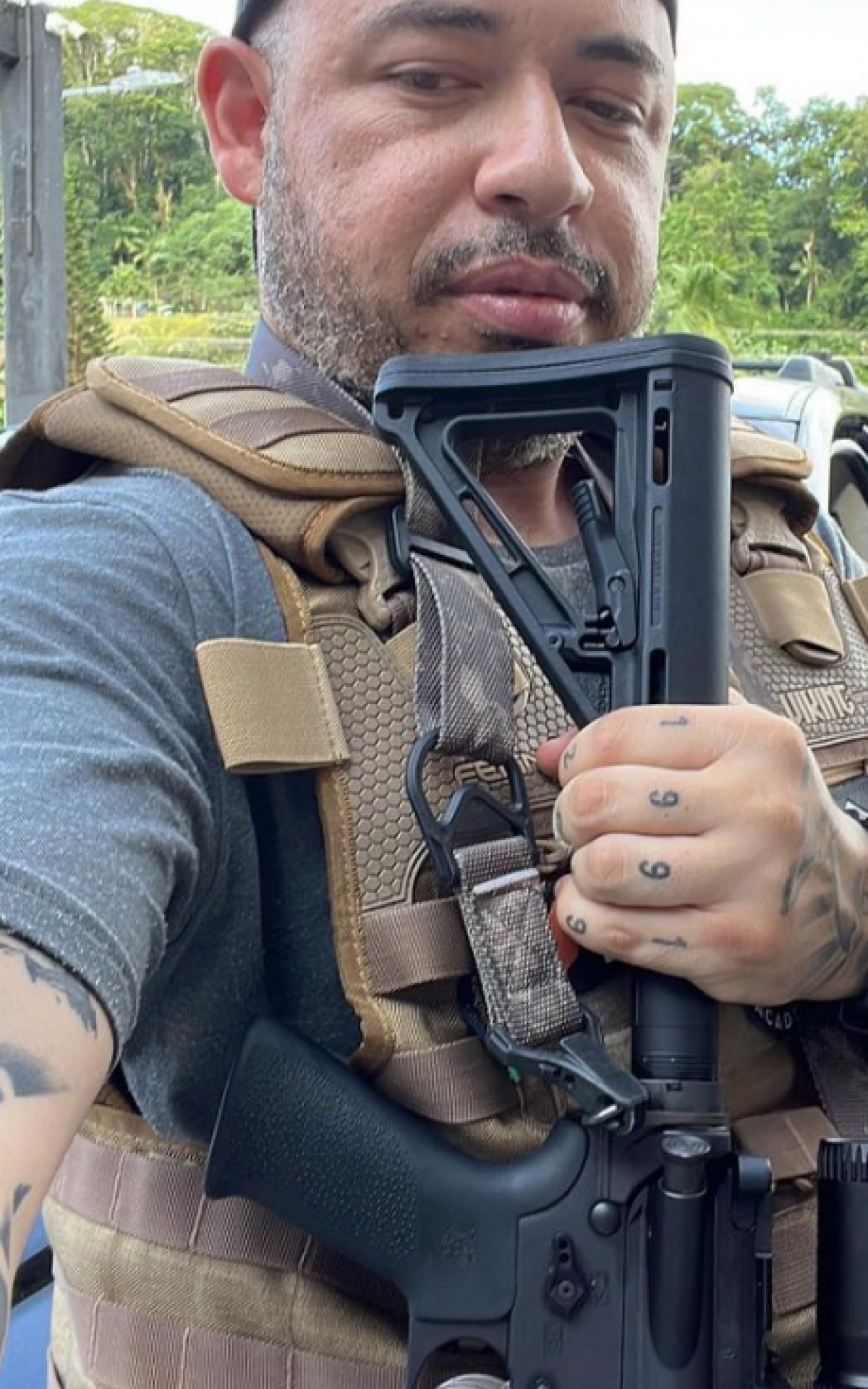 O homem costumava aparecer armado e com distintivo em publica&ccedil;&otilde;es nas redes sociais - Reprodu&ccedil;&atilde;o