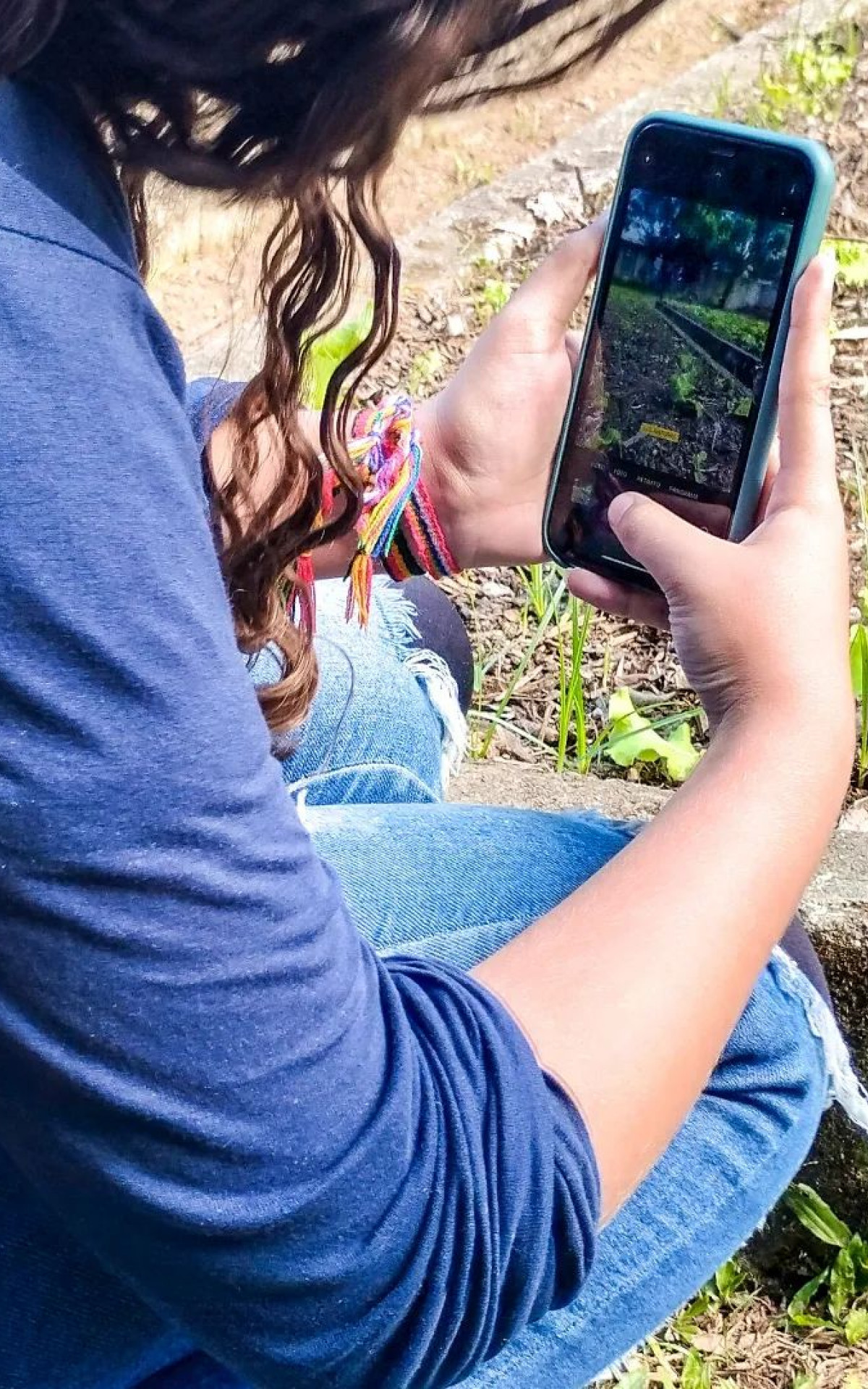 Estudante utiliza o celular para fazer fotos - Secretaria de Cultura de Guapimirim - Redes Sociais