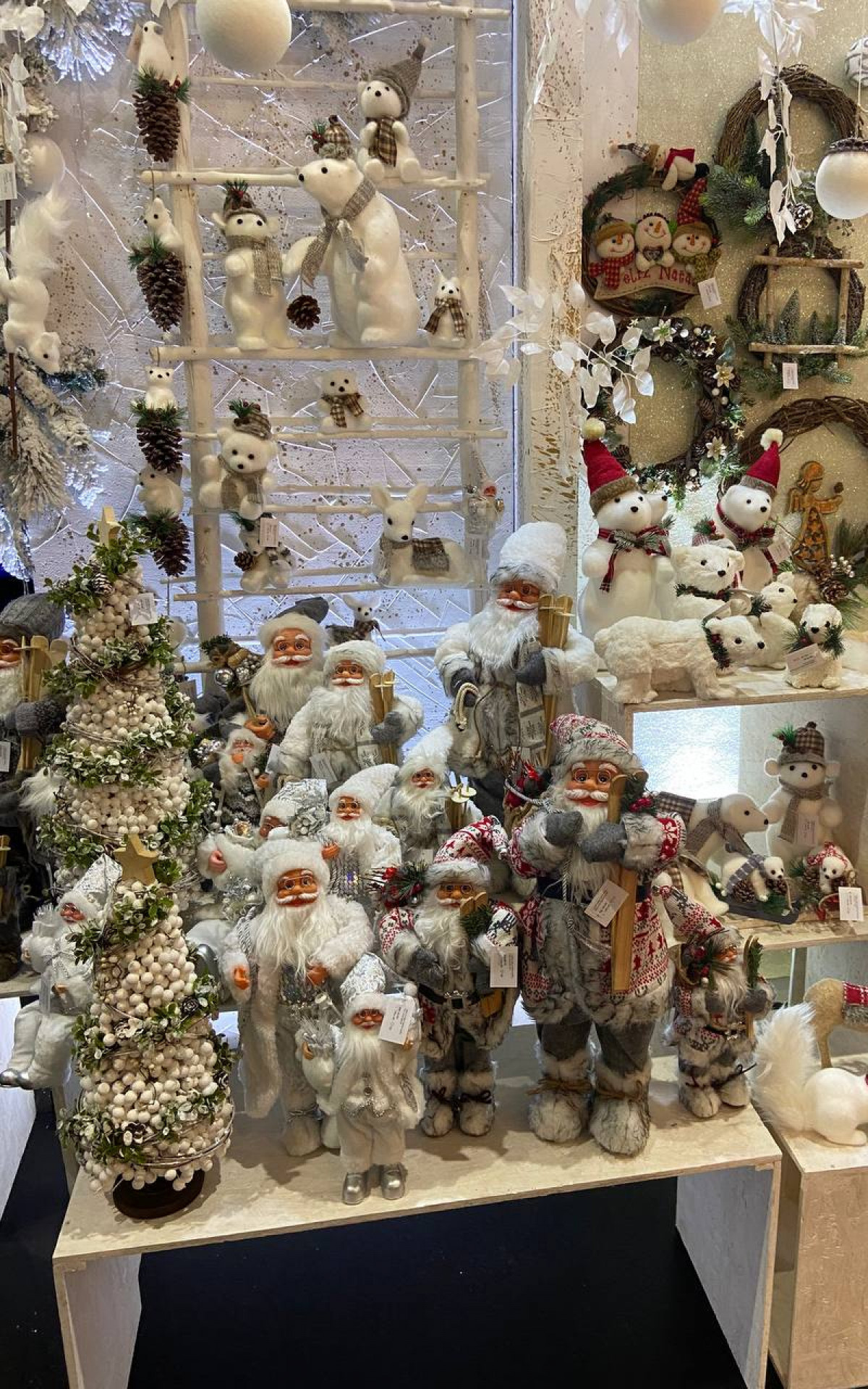 Artigos do segmento de festas sobre o Natal - Ana Carolina Manzzi / Agência O Dia