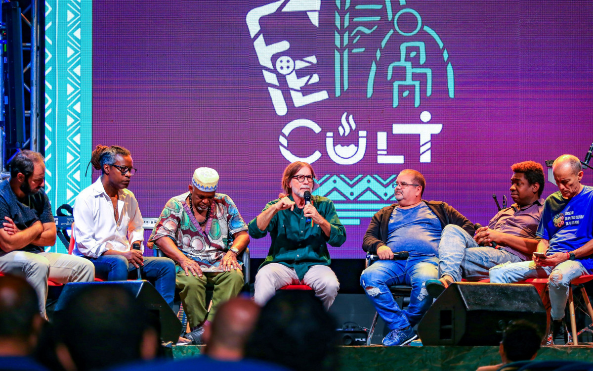 Dida Nascimento, ao centro, &eacute; ligado aos movimentos culturais de Belford Roxo