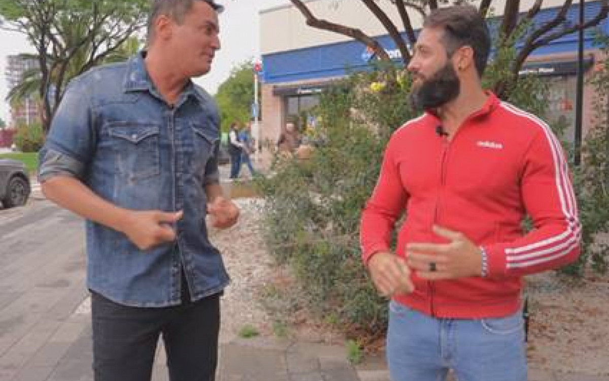 Leo Dias conversa com ex-marido de Simaria, Vincent Escrig, na Espanha