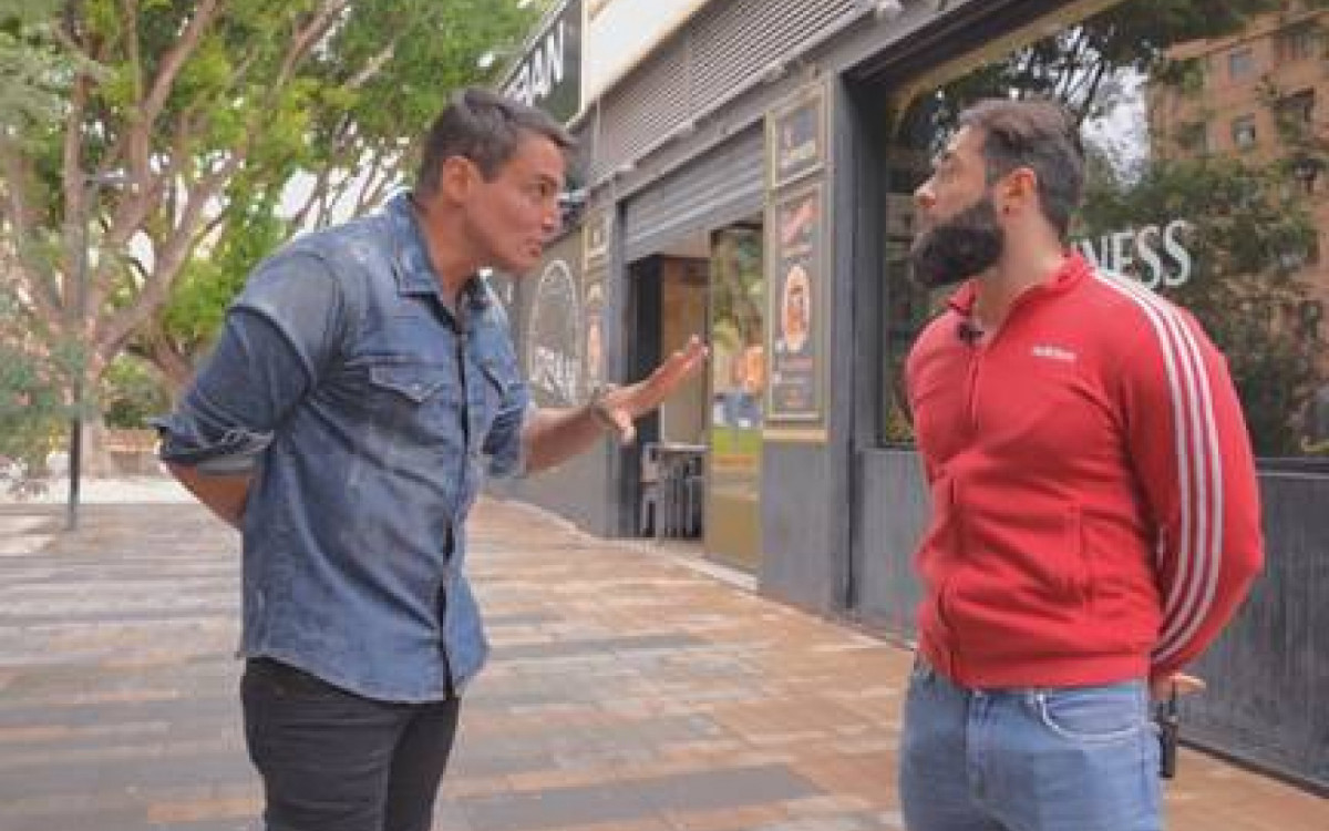 Leo Dias conversa com ex-marido de Simaria, Vincent Escrig, na Espanha