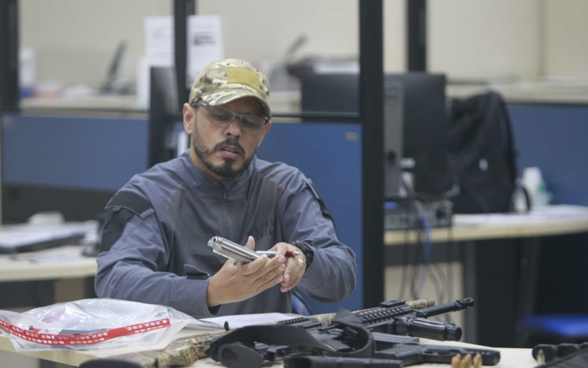 Materiais apreendidos durante a operação da Polícia Civil contra a milícia de Zinho - Reginaldo Pimenta/Agência O DIA