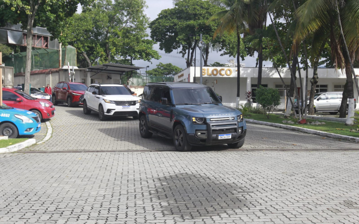 Veículos de luxo apreendidos com o miliciano Clebinho - Reginaldo Pimenta/Agência O DIA