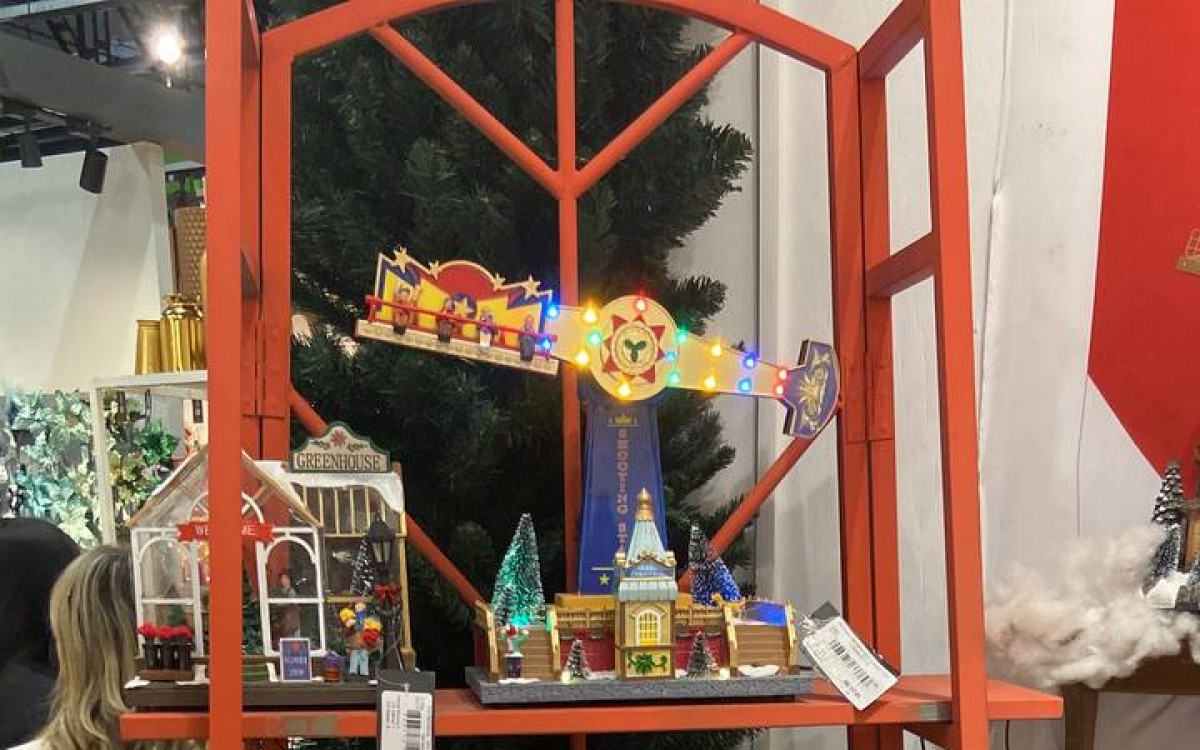 Artigos do segmento de festas sobre o Natal - Ana Carolina Manzzi / Agência O Dia