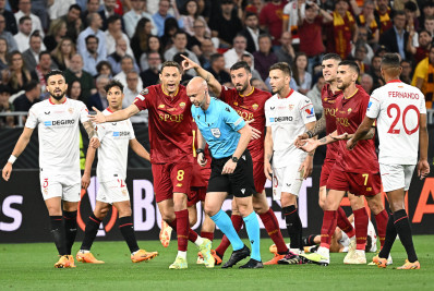 Vídeo: torcedores da Roma hostilizam Anthony Taylor, árbitro da final da Liga Europa, no aeroporto