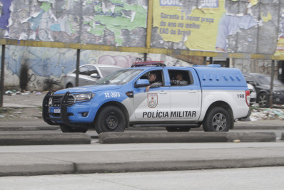 Dois corpos são abandonados em acesso à comunidade da Serrinha durante operação da PM