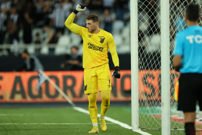 Herói, goleiro do Athletico-PR ironiza fogos da torcida do Botafogo: 'Na próxima faz vaquinha'