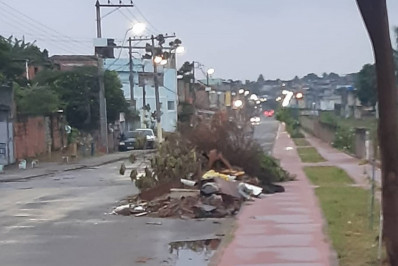 Espaço em ciclovia de São João de Meriti vira depósito de entulhos