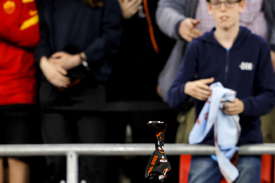 Mourinho joga medalha de prata para torcedor e xinga árbitro após vice