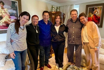 De pijama, Silvio Santos posa sorridente ao lado de familiares e amigos