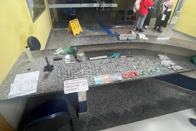 Dinheiro, drogas e uma pistola foram apreendidos pela PM em Mottas