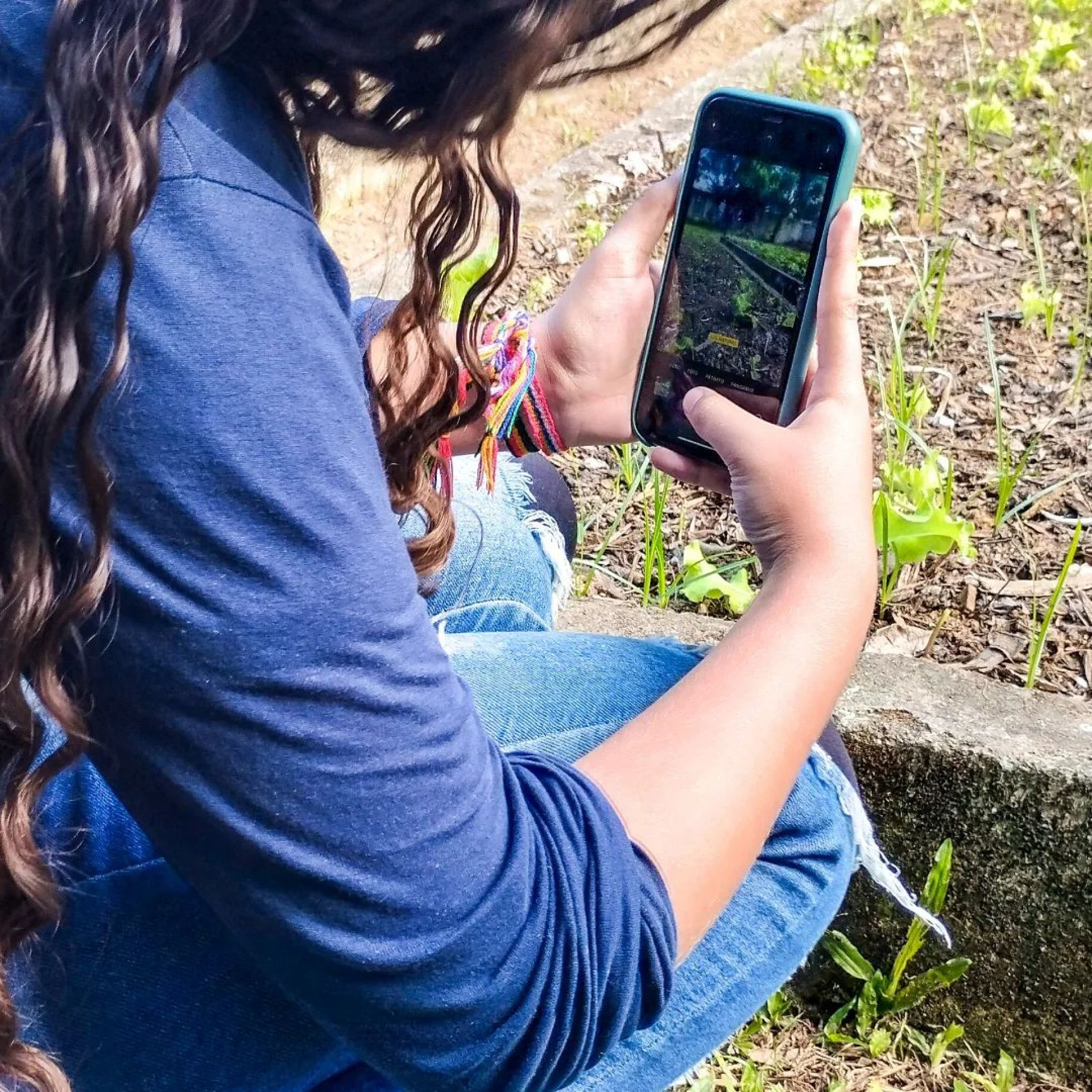 Estudante utiliza o celular para fazer fotos