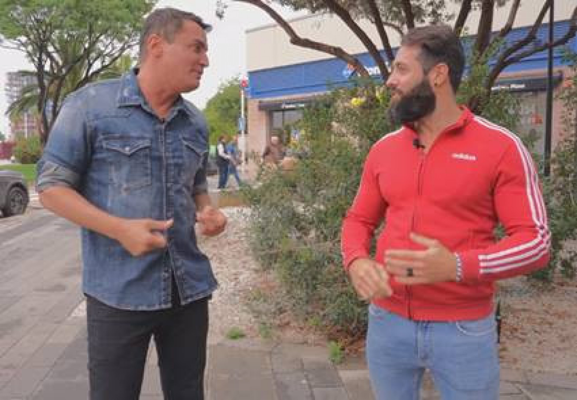 Leo Dias conversa com ex-marido de Simaria, Vincent Escrig, na Espanha - Divulgação / SBT