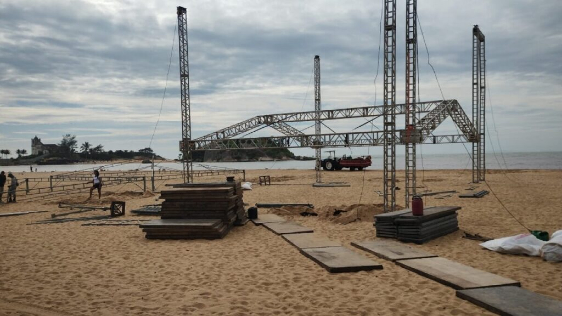 Palco sendo montado  - Sabrina S&aacute; (RC24h)