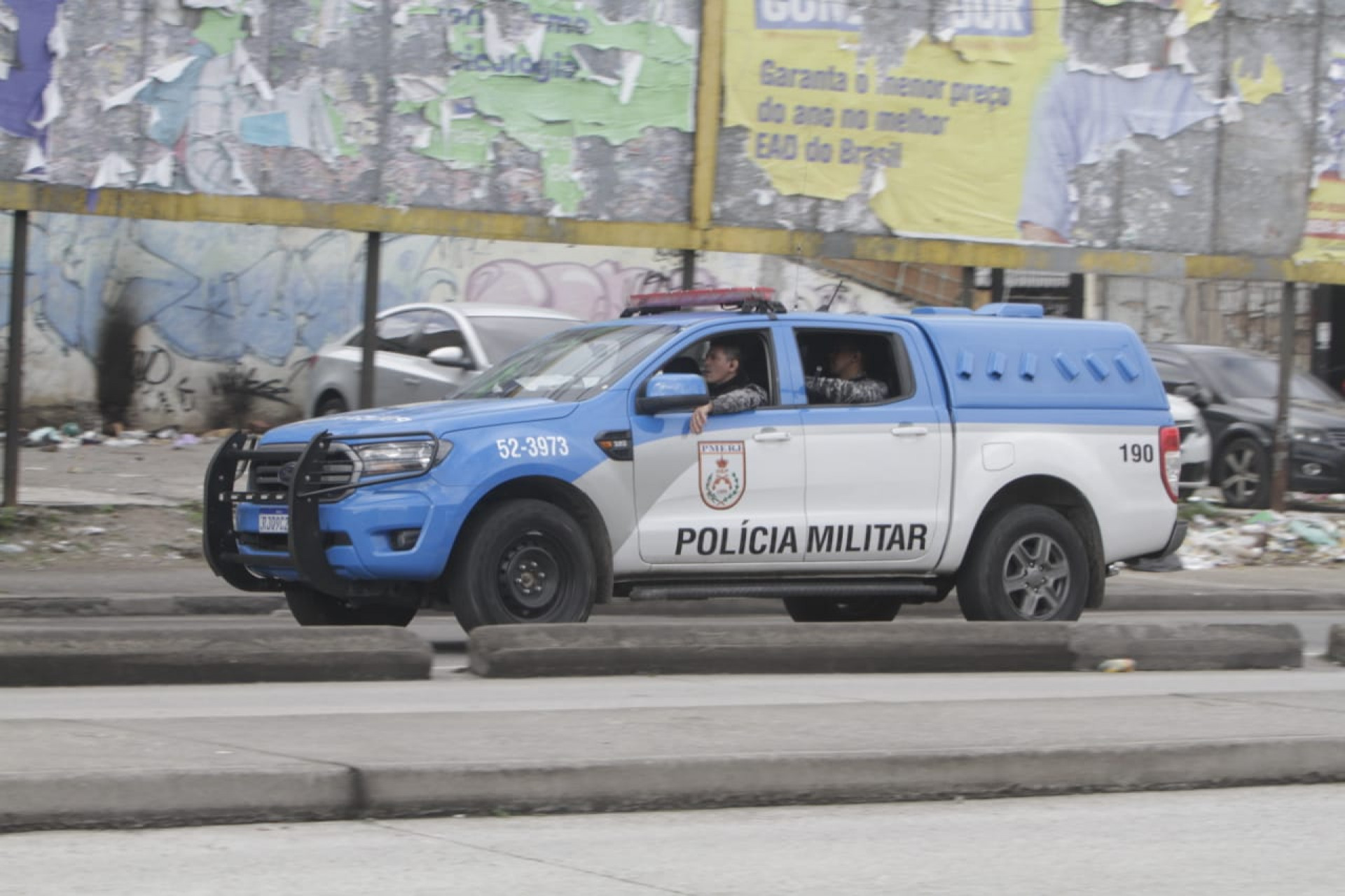 Policiais militares patrulham as redondezas da Serrinha - Marcos Porto / Agência O Dia