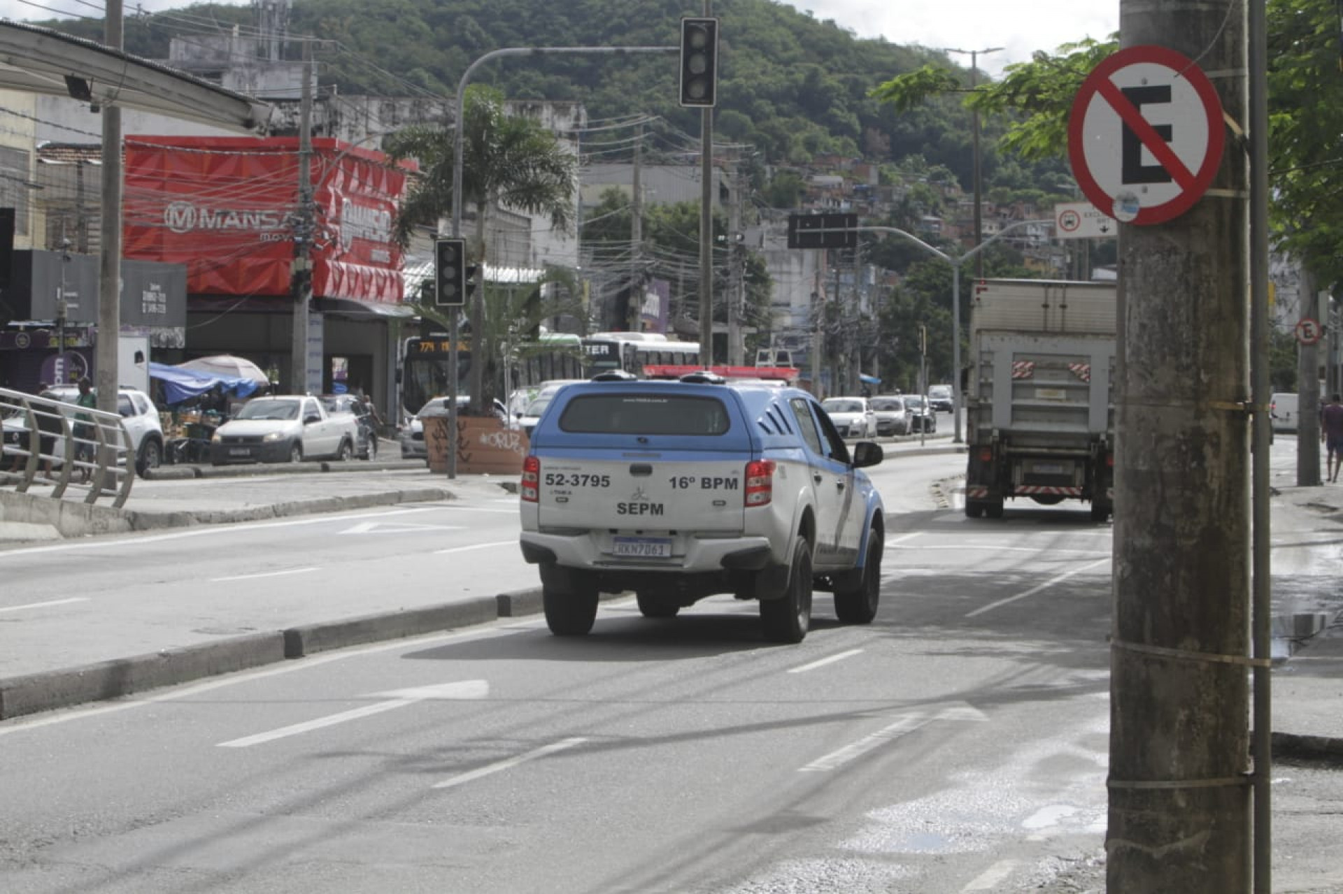 Policiais militares patrulham as redondezas da Serrinha - Marcos Porto / Agência O Dia