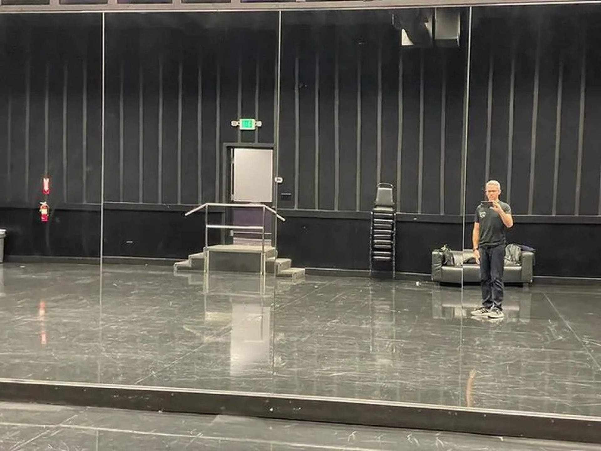 Will Whitney, membro da equipe de Lana Del Rey, xingou o Brasil e os brasileiros após ter celular roubado no Rio - Reprodução Internet