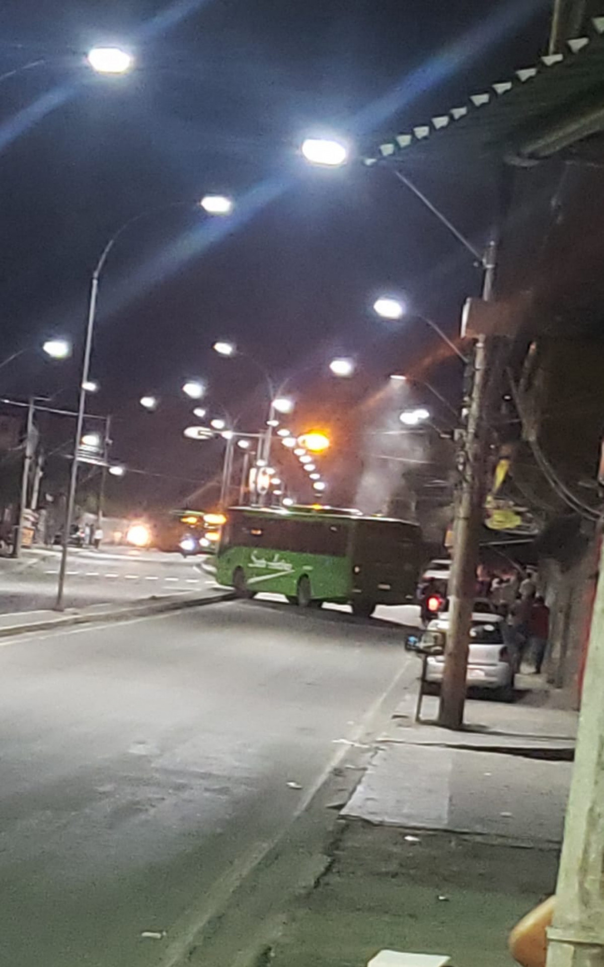 Manifestantes ateiam fogo em segundo ônibus em Duque de Caxias, na noite desta sexta-feira (2) - Reprodução