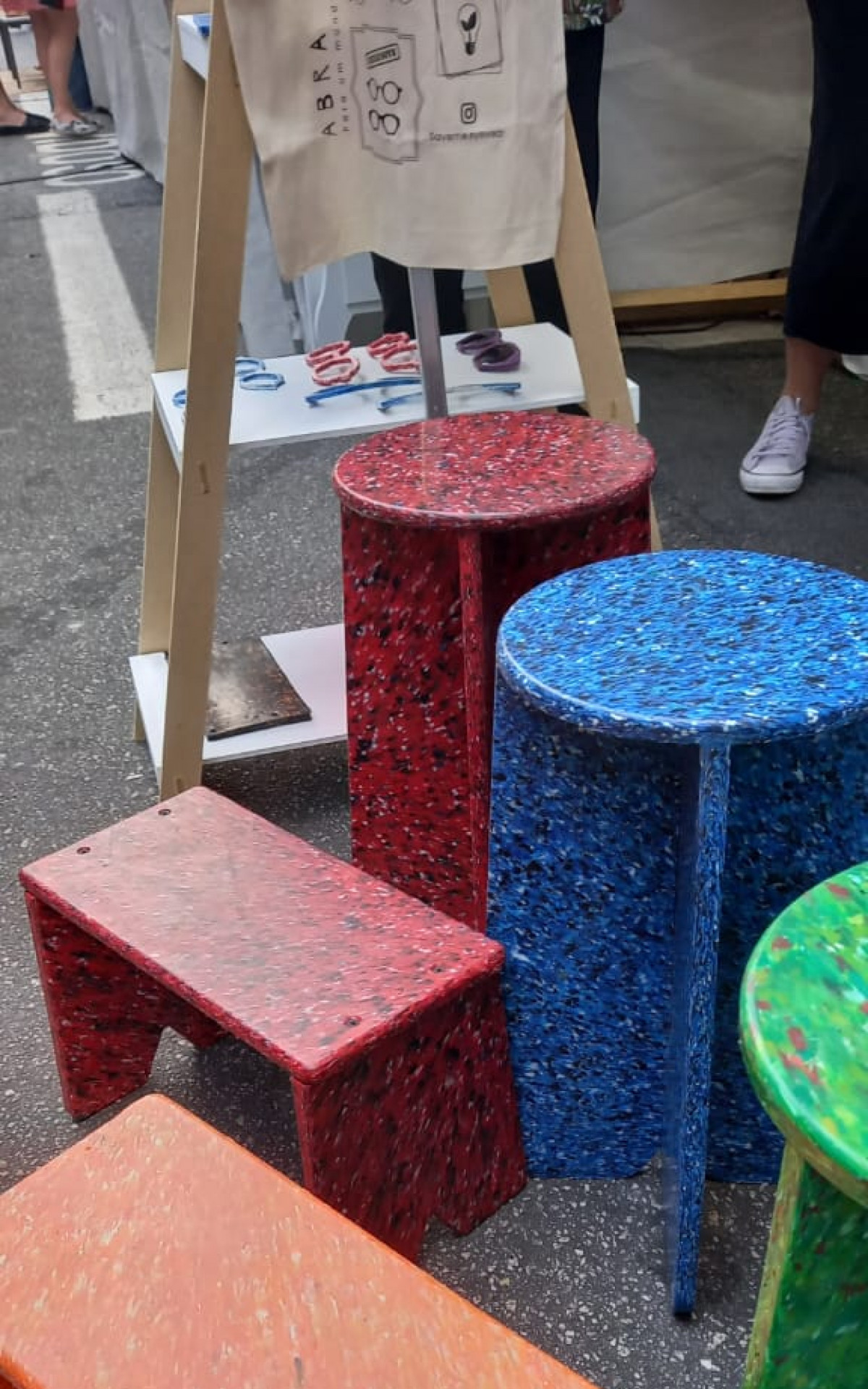 Pl&aacute;stico retirado do ambiente &eacute; transformado em placas, que depois podem virar produtos de design