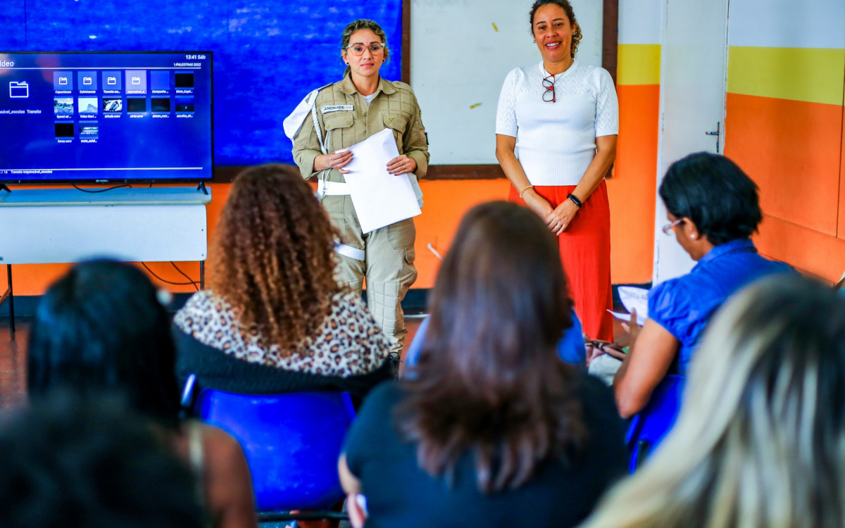 A coordenadora de educa&ccedil;&atilde;o no tr&acirc;nsito, Edilene Andrade, com a Coordenadoria de Educa&ccedil;&atilde;o para o Tr&acirc;nsito do Detran RJ, Enza Taddei