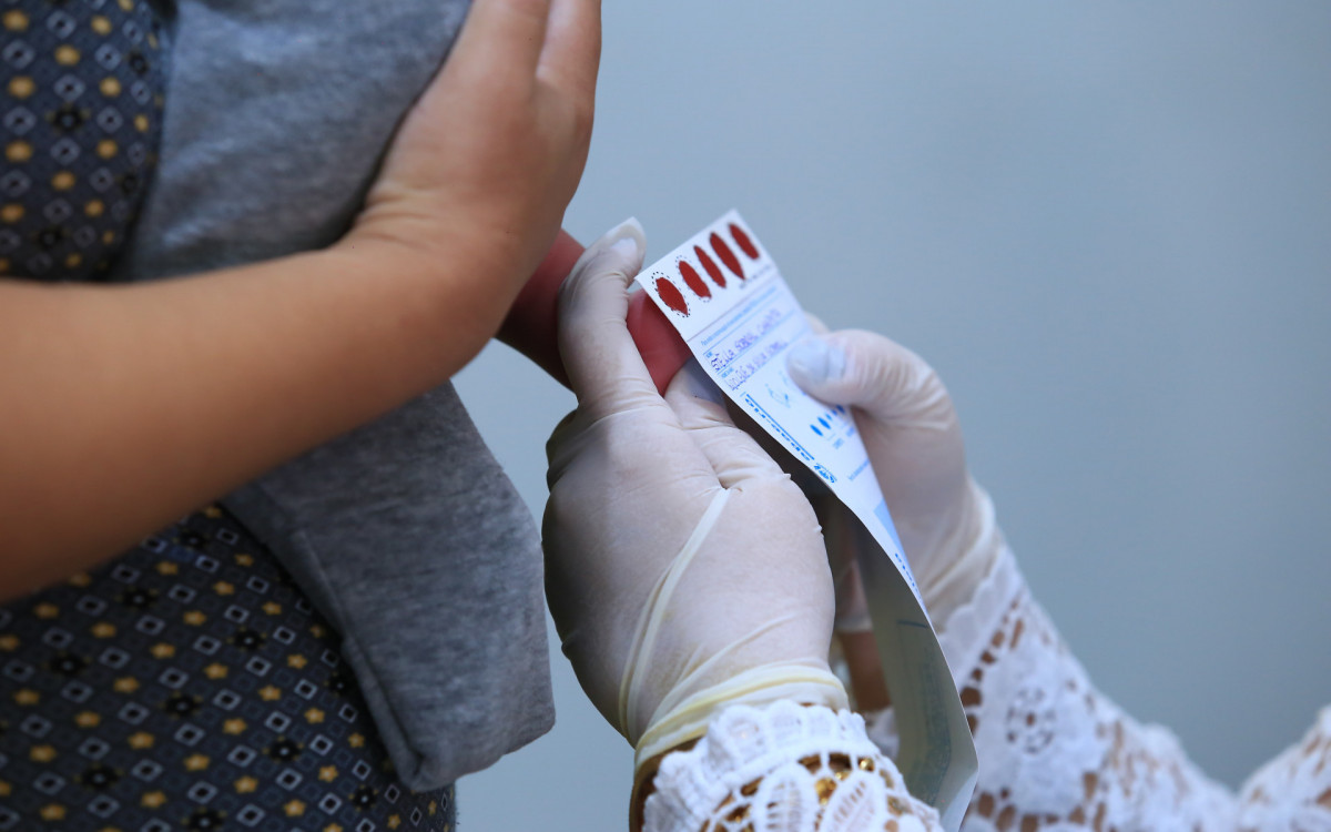 Depois de coletadas e devidamente armazenadas nas unidades da Rede Municipal, as papeletas com as amostras de sangue dos beb&ecirc;s s&atilde;o encaminhadas para a Apae-RJ