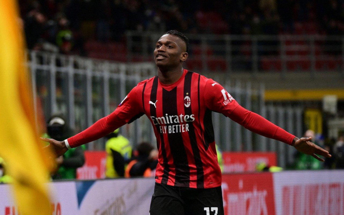 Rafael Le&atilde;o comemorando gol com a camisa do Milan