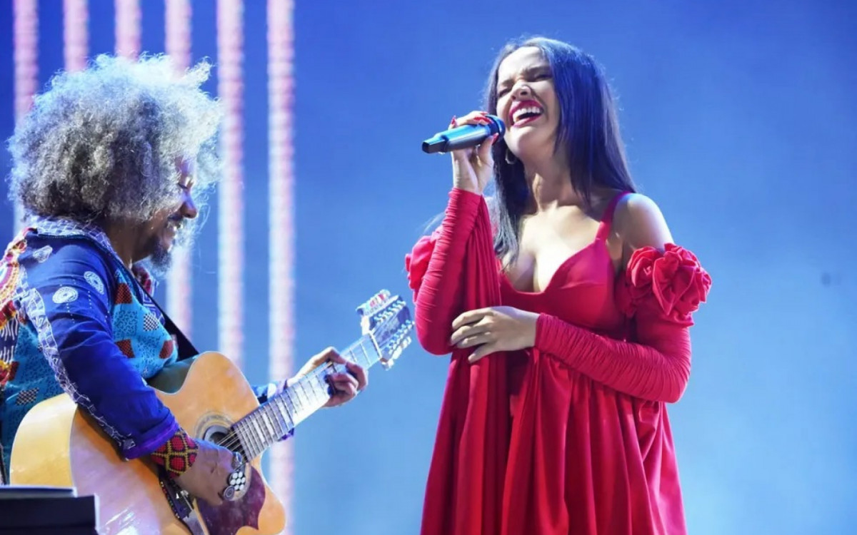 Juliette se apresenta no São João de Campina Grande ao lado de Chico César e Geraldo Azevedo