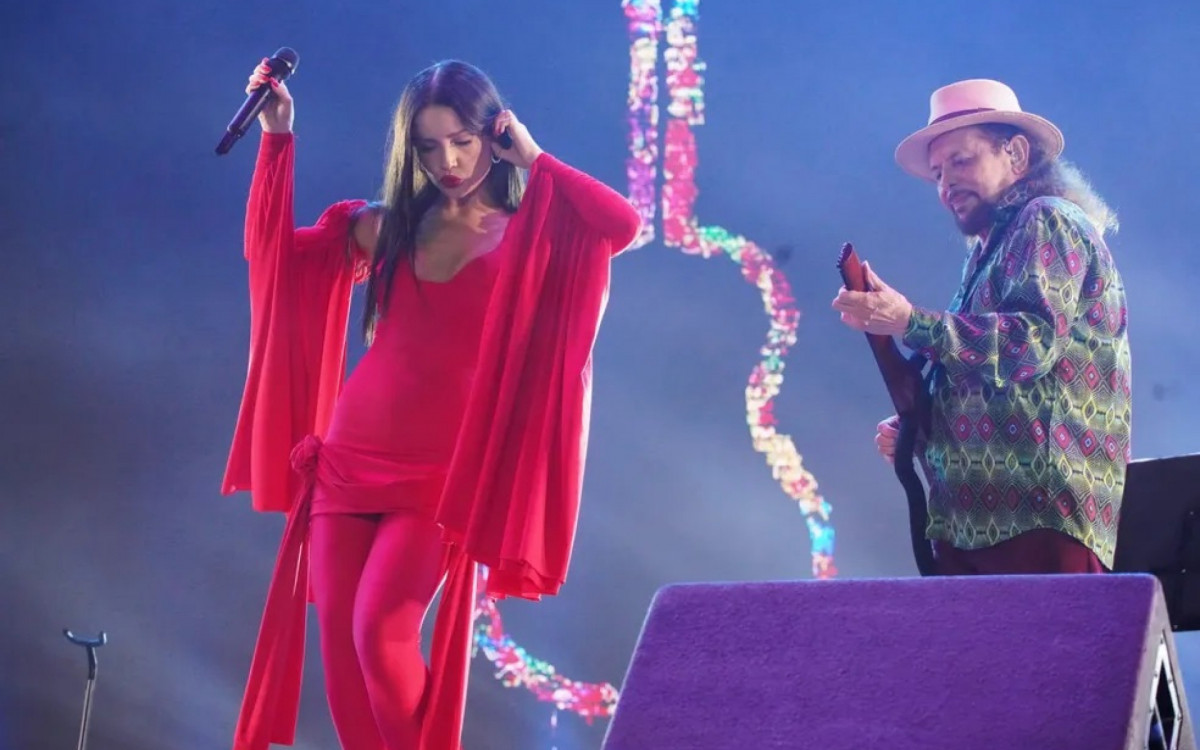 Juliette se apresenta no São João de Campina Grande ao lado de Chico César e Geraldo Azevedo