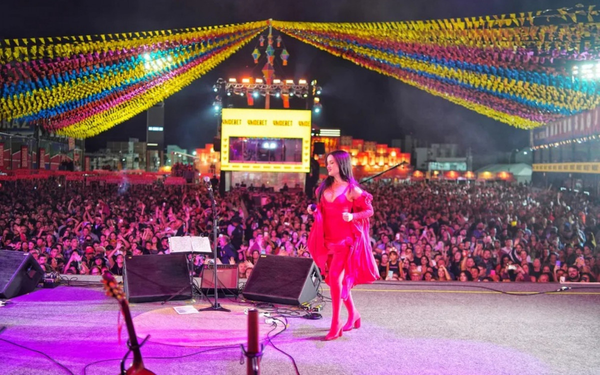 Juliette se apresenta no São João de Campina Grande ao lado de Chico César e Geraldo Azevedo
