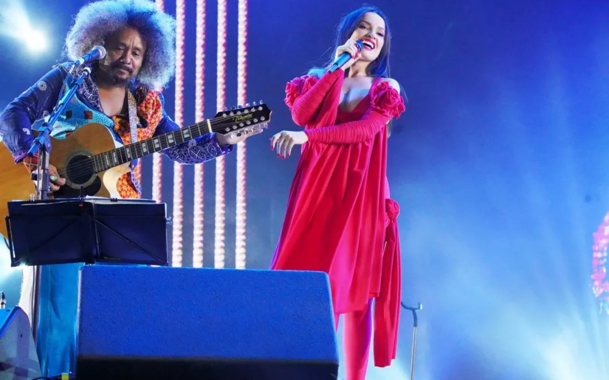 Juliette se apresenta no São João de Campina Grande ao lado de Chico César e Geraldo Azevedo