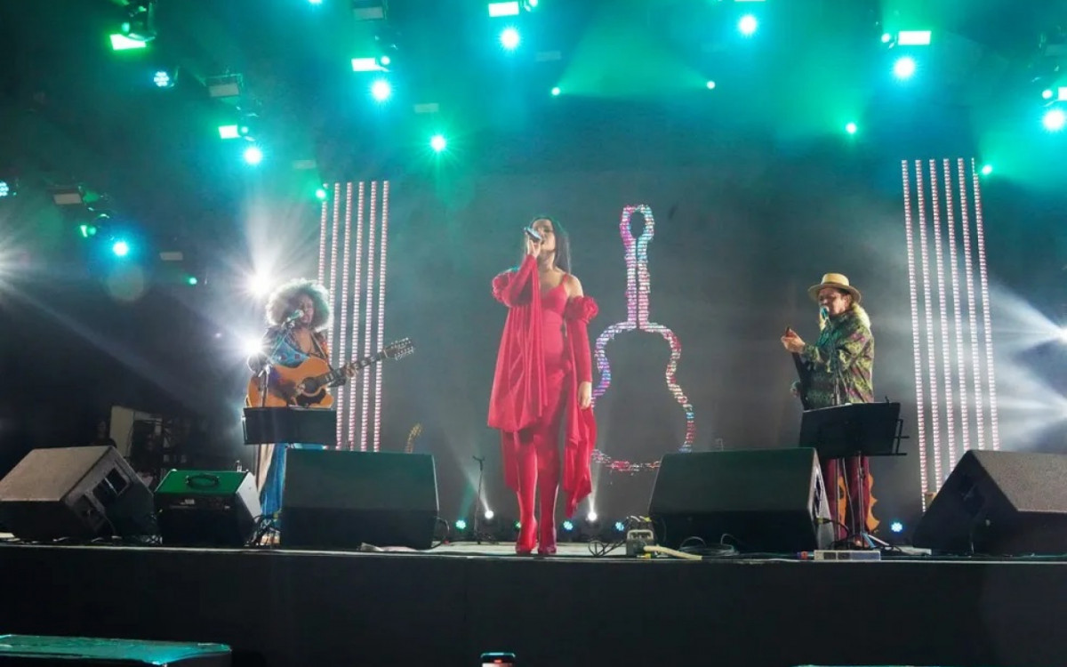 Juliette se apresenta no São João de Campina Grande ao lado de Chico César e Geraldo Azevedo