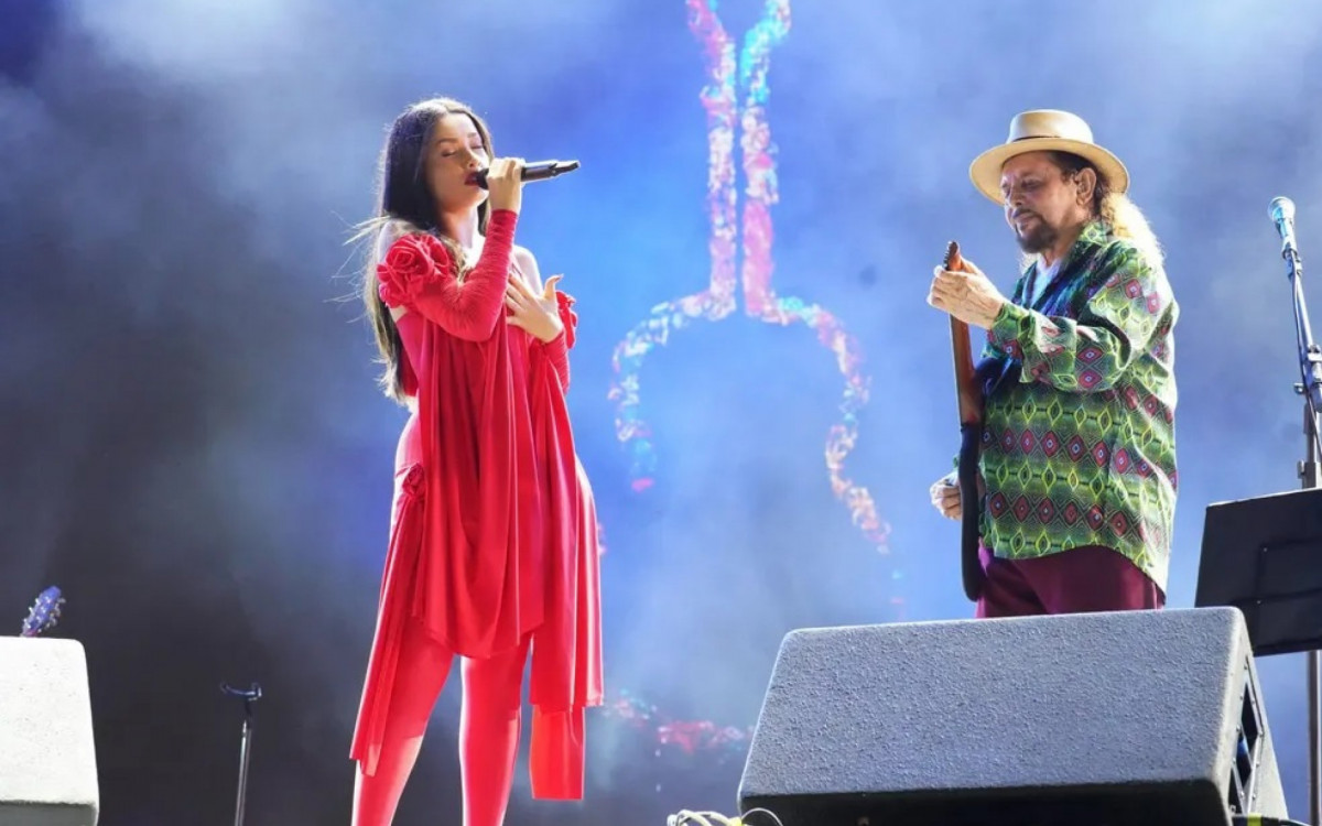 Juliette se apresenta no São João de Campina Grande ao lado de Chico César e Geraldo Azevedo